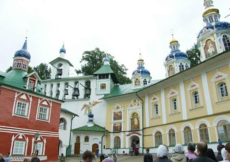 Псково-Печерский монастырь: духовная крепость России