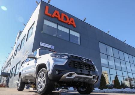 Автоэксперт назвал причину, по которой россияне не покупают машины Lada