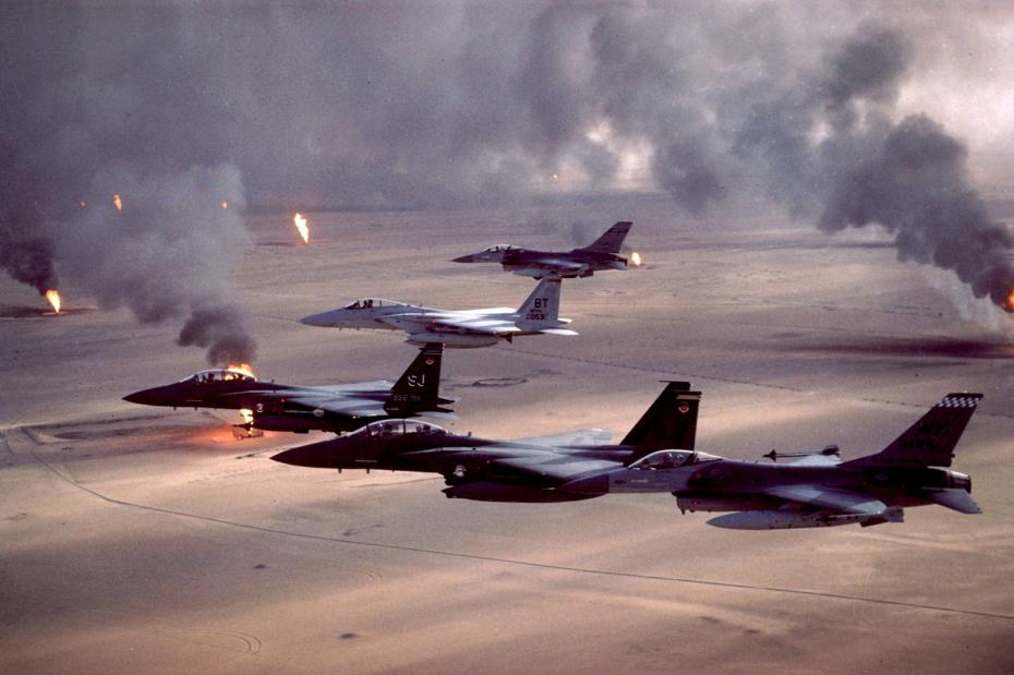 Во время операции «Буря в пустыне» (1991) истребители F-16A Fighting Falcon, F-15E Strike Eagle и F-15C Eagle пролетают над горящими нефтяными полями Кувейта