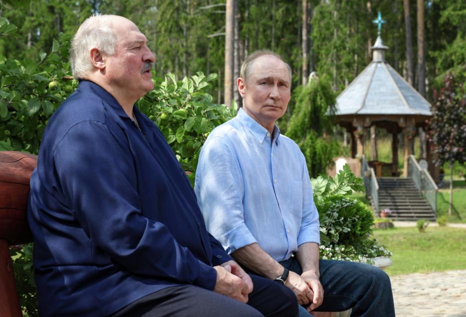 1 августа 2025 г. Президент РФ Владимир Путин и президент Белоруссии Александр Лукашенко (слева) во время посещения Смоленского скита Спасо-Преображенского Валаамского ставропигиального мужского монастыря