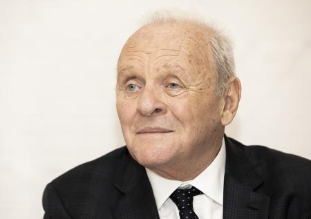 Хопкинс примерил «маску Ганнибала Лектера» и пригласил Кардашьян на ужин