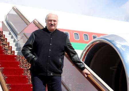 Борт Лукашенко сел в Петербурге