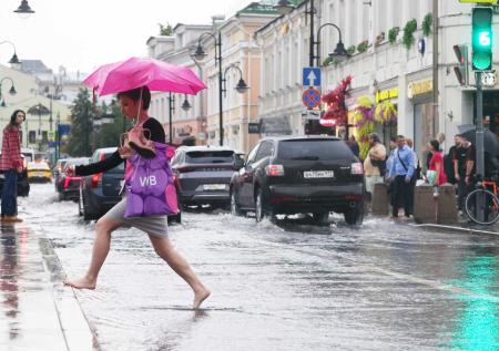 Погода в Москве в пятницу, 1 августа: тропический ливень зальет город?