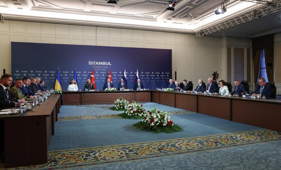 Переговоры делегаций России и Украины с участием представителей Турции во дворце Чираган в Стамбуле