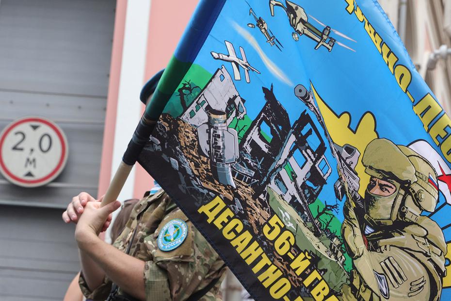 Крестный ход по ул. Ильинка к Красной площади на праздновании Ильина дня и 95-й годовщины образования Воздушно-десантных войск в центре Москвы