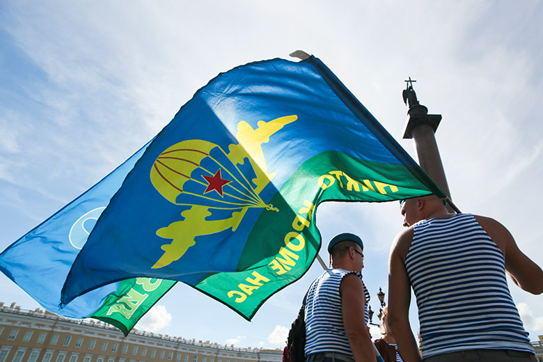 В небе над Уралом развернули самый большой в России флаг ВДВ, его сняли на видео