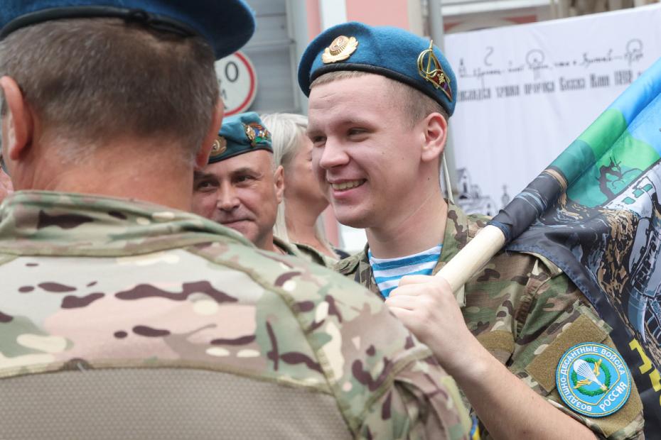 Крестный ход по ул. Ильинка к Красной площади на праздновании Ильина дня и 95-й годовщины образования Воздушно-десантных войск в центре Москвы