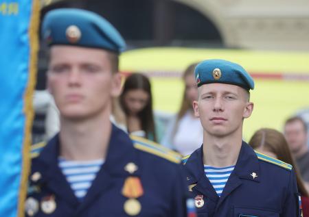 Голубые береты, тельняшки и фонтаны: «Войска дяди Васи» отмечают 95-летие