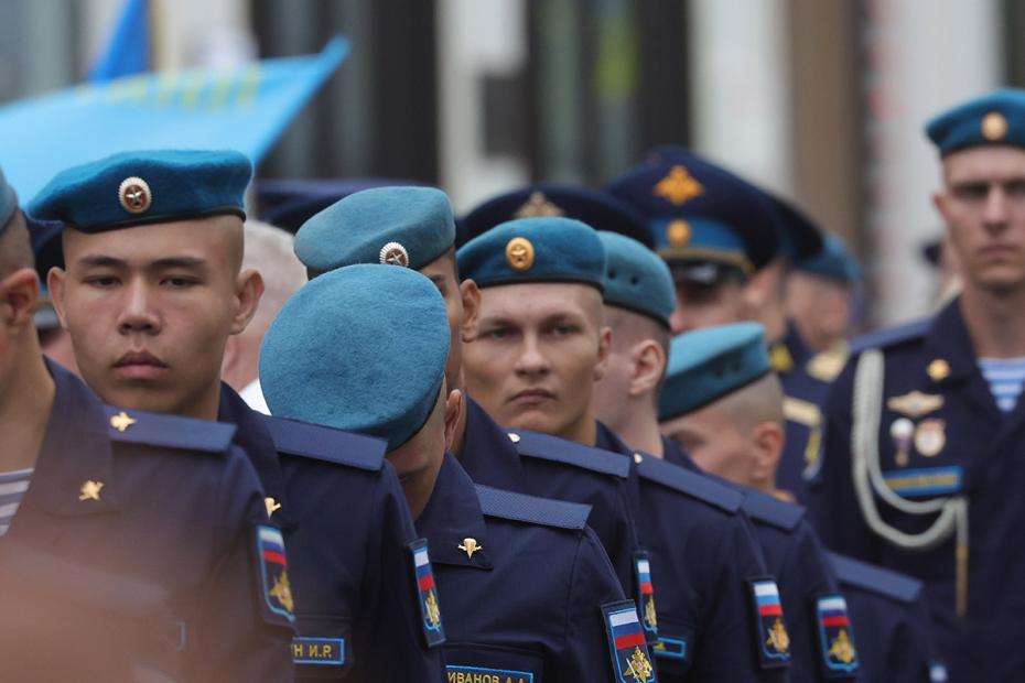 Крестный ход по ул. Ильинка к Красной площади на праздновании Ильина дня и 95-й годовщины образования Воздушно-десантных войск в центре Москвы