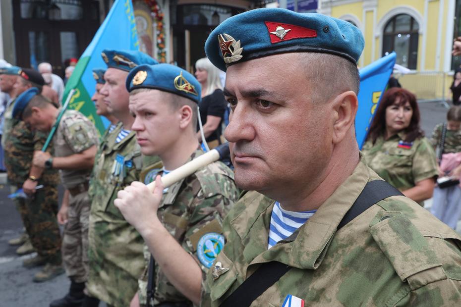 Крестный ход по ул. Ильинка к Красной площади на праздновании Ильина дня и 95-й годовщины образования Воздушно-десантных войск в центре Москвы