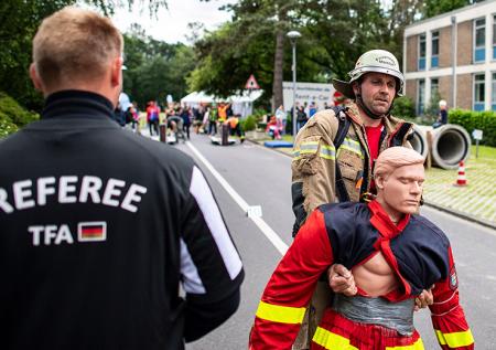 В Германии открытие чемпионата среди пожарных началось с нацистской песни