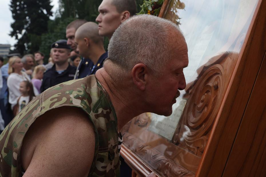 Крестный ход по ул. Ильинка к Красной площади на праздновании Ильина дня и 95-й годовщины образования Воздушно-десантных войск в центре Москвы