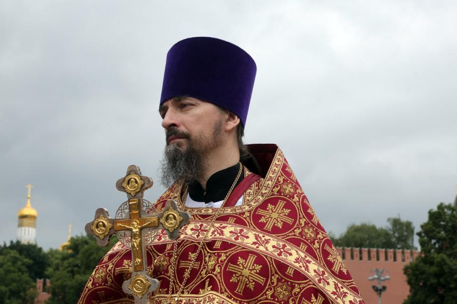 Крестный ход по ул. Ильинка к Красной площади на праздновании Ильина дня и 95-й годовщины образования Воздушно-десантных войск в центре Москвы
