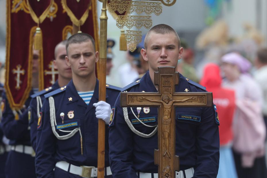 Крестный ход по ул. Ильинка к Красной площади на праздновании Ильина дня и 95-й годовщины образования Воздушно-десантных войск в центре Москвы