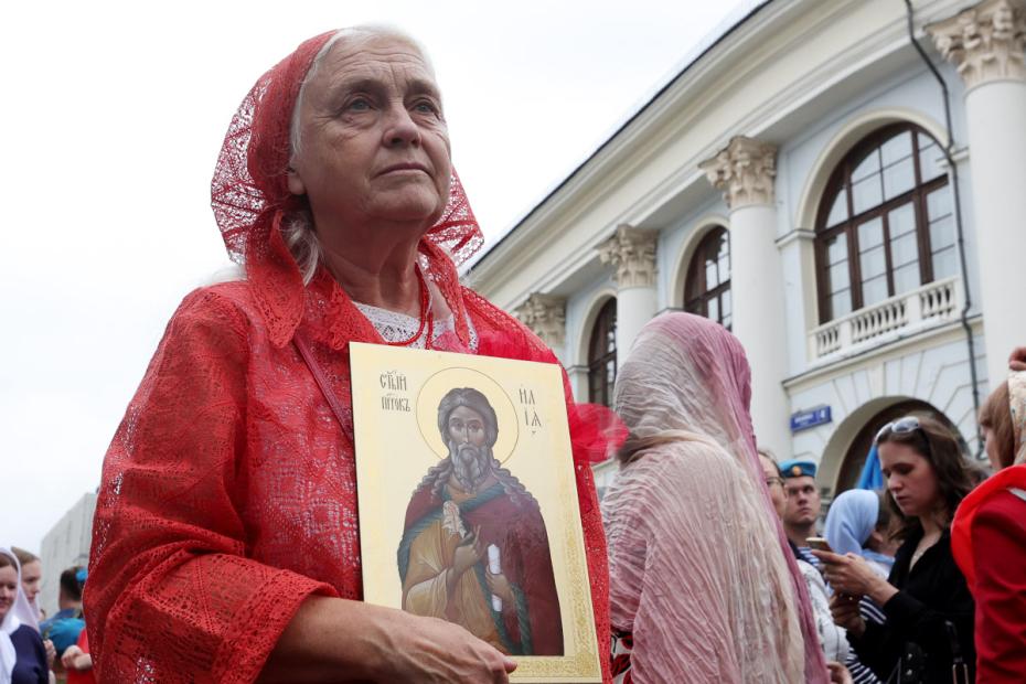 Крестный ход по ул. Ильинка к Красной площади на праздновании Ильина дня и 95-й годовщины образования Воздушно-десантных войск в центре Москвы