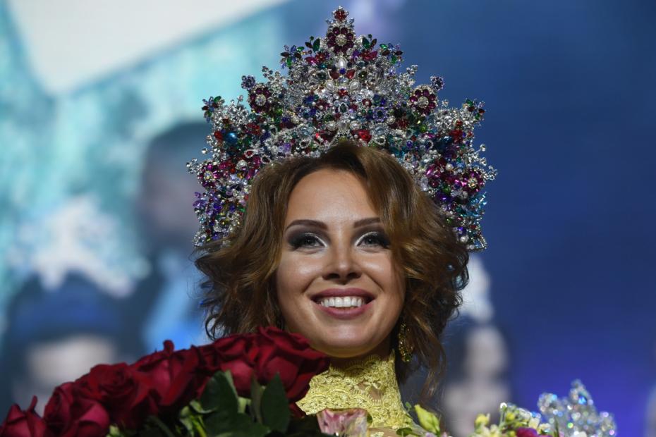 Полина Диброва (Московская область), выигравшая в финале всероссийского конкурса «Миссис Россия — 2017», в театрально-концертном зале «Мир» в Москве