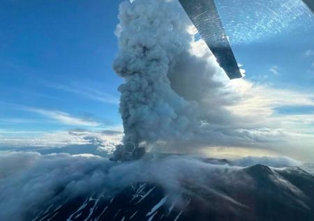Роскосмос показал фото извержения вулкана на Камчатке