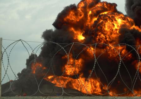 Девушки записали видео под песню MiyaGi на фоне горящей нефтебазы в Сочи