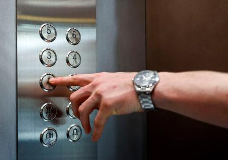 Отец с двумя дочками едва не разбился на лифте в российском регионе