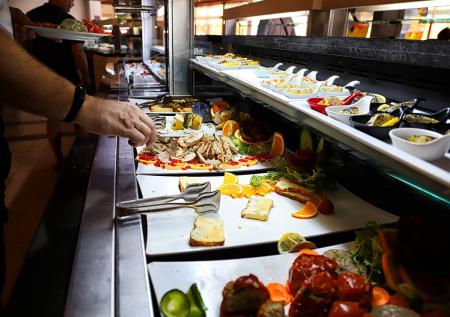 Эти продукты не стоит есть в отпуске, чтобы не было проблем с пищеварением