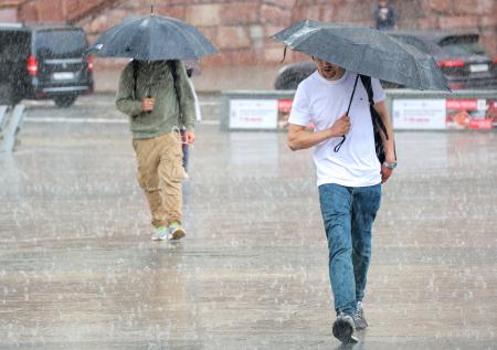 Ливневые дожди и духота до +33? Погода в Москве в начале недели: чего ждать