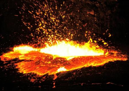 Пепел извергающегося спустя 600 лет вулкана поднялся на шесть километров