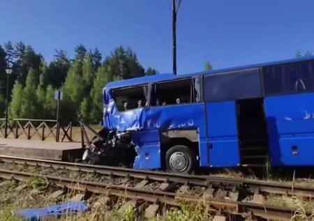 Семье погибшей при ДТП с поездом в Ленобласти выплатят 1 млн рублей