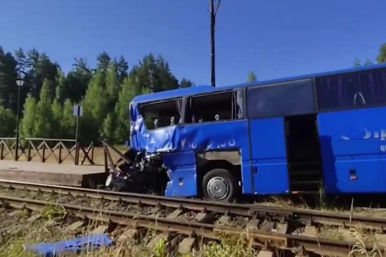 Автобус столкнулся с грузовым поездом в Ленинградской области. 4 августа 2025 год