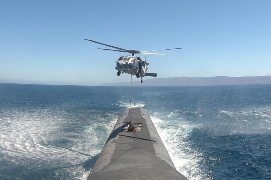Вертолёт MH-60R Seahawk, приписанный к «Уайлдкэтс» 23-й вертолётной морской боевой эскадрильи, доставляет грузы на баллистическую ракетную подводную лодку USS Nevada