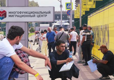 Узбекистан переехал к нам. Как живет деревня Сахарово с тысячами мигрантов