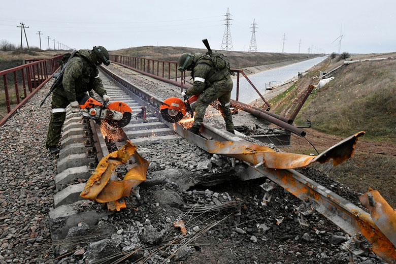 Военнослужащие железнодорожных войск РФ производят ремонт железнодорожных путей, поврежденных в результате попадания ракеты ВСУ