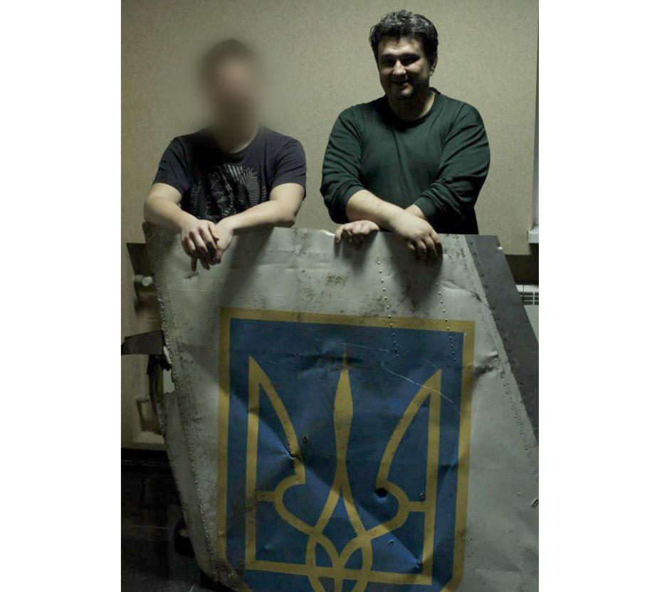 Сергей Лебедев (справа) и соратник по борьбе. «Кусок сбитого украинского самолета. Не мы сбивали, но наша группа имела отношение», — говорит Лебедев