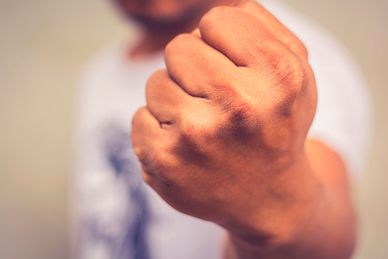 Režiser moskovskega gledališča Vitalij Labutin povzročil pijan izpad v baru in udaril žensko