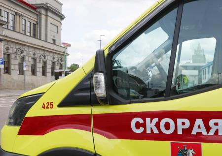 Автомобиль на огромной скорости вылетел из парковки, упал и попал на видео