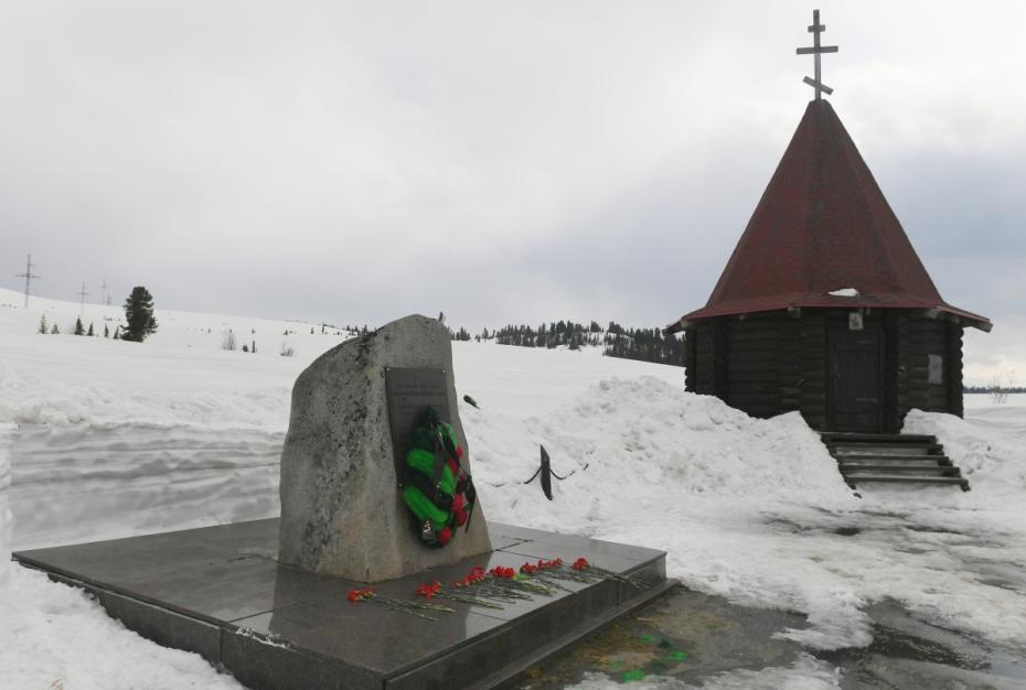 Памятник и часовня на месте крушения вертолета, в котором 28 апреля 2002 года находились губернатор Красноярского края генерал-лейтенант Александр Лебедь, сопровождавшие его журналисты и госслужащие, на перевале Кулумыс в природном парке «Ергаки» в горной системе Западный Саян