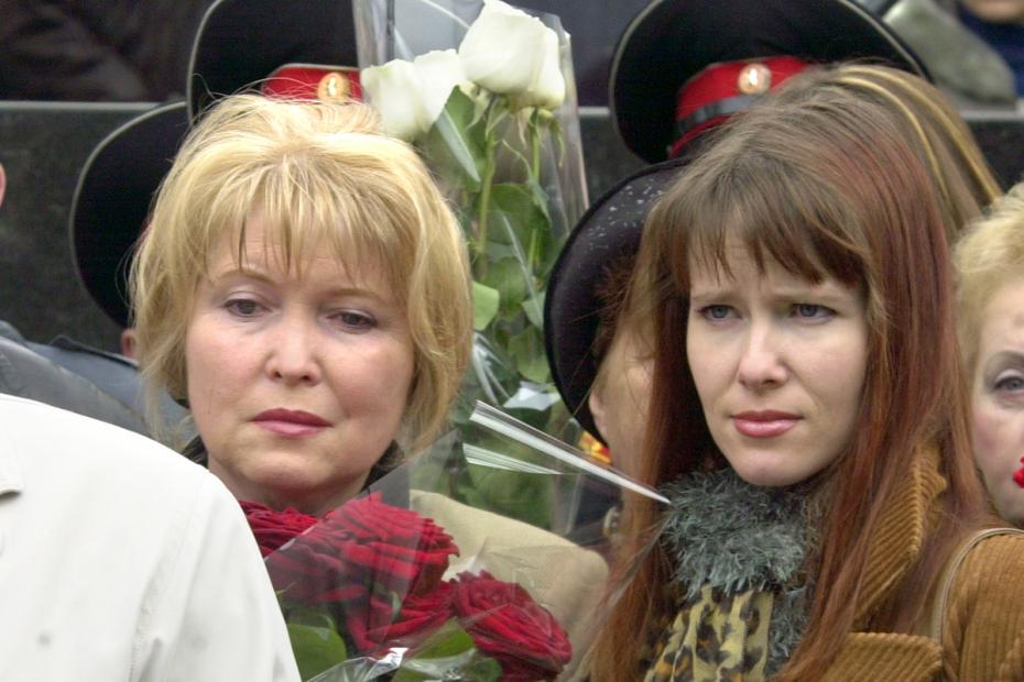 Москва. 28 апреля. Родные Александра Лебедя — брат Алексей, вдова Инна Лебедь с дочерью (на снимке слева направо) — на церемонии открытия памятника генералу на Новодевичьем кладбище