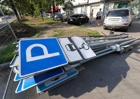Водителям рассказали, за что их могут оштрафовать прямо во дворе