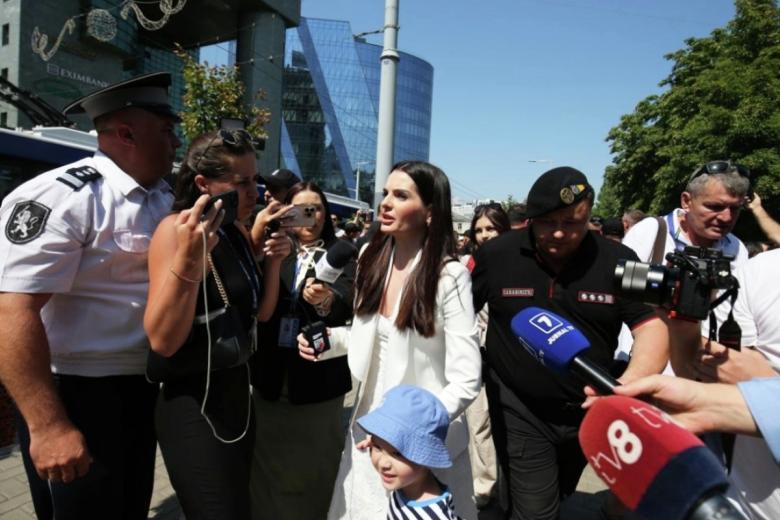 Евгения Гуцул у здания суда в Кишиневе