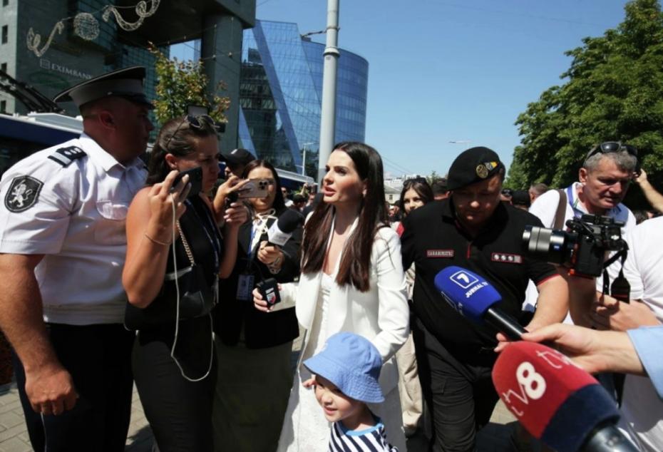 Евгения Гуцул у здания суда в Кишиневе
