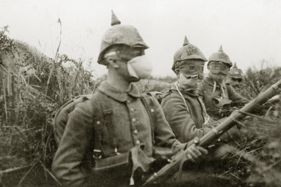 Немецкие солдаты в масках. 1915 год