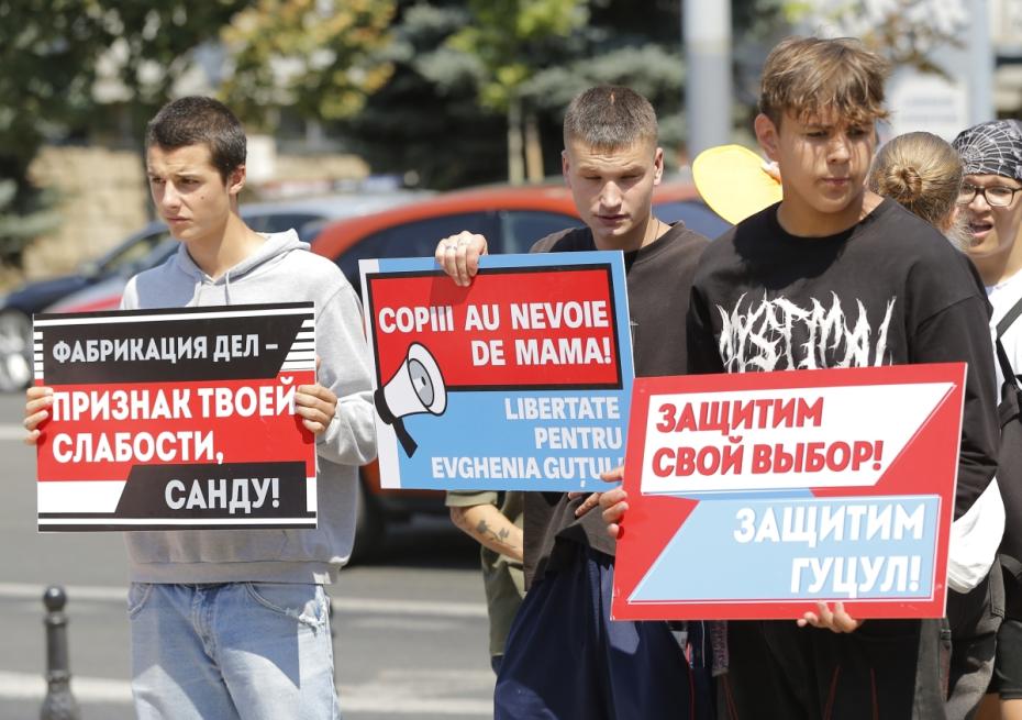 Сторонники главы Гагаузии Евгении Гуцул у здания суда в Кишиневе. Районный суд Кишинева во вторник приговорил главу Гагаузской автономии в составе Молдавии Евгению Гуцул к семи годам лишения свободы
