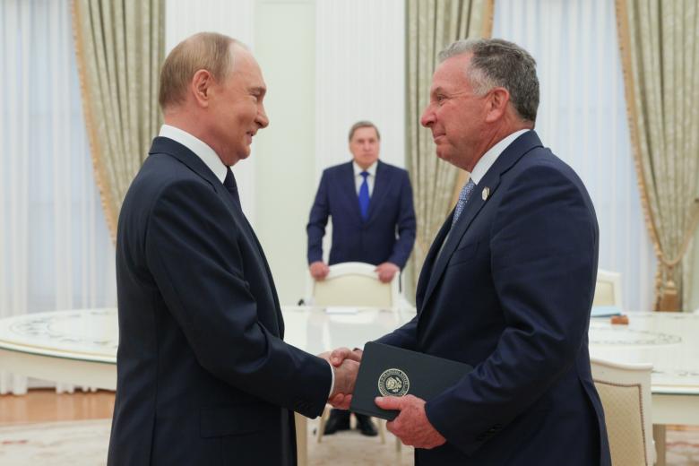 Президент РФ Владимир Путин и спецпосланник президента США Стив Уиткофф (слева направо) во время встречи в Кремле