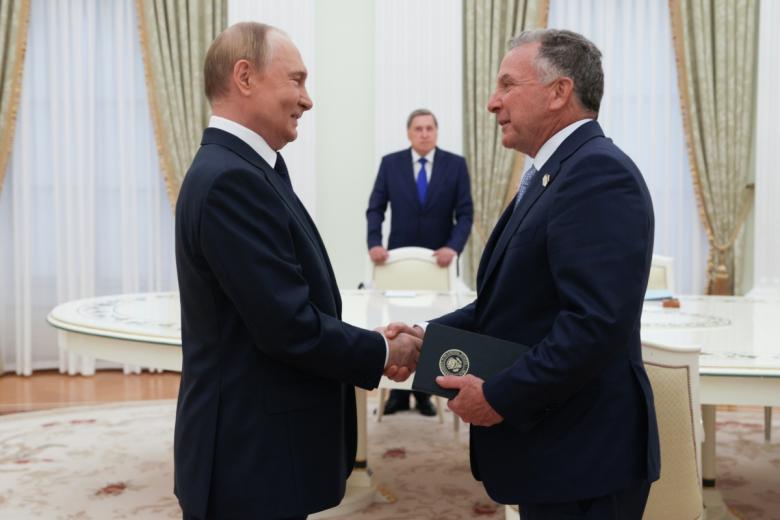 Президент РФ Владимир Путин и спецпосланник президента США Стив Уиткофф (слева направо) во время встречи в Кремле