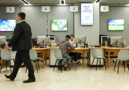 Россияне ринулись брать кредиты после снижения ставки ЦБ