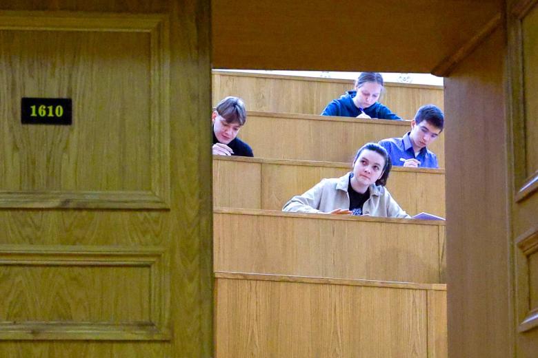 Студенты в лекционной аудитории главного здания МГУ
