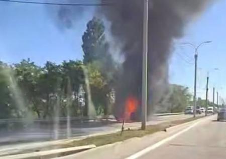 Появились кадры горящего автобуса на трассе в Крыму