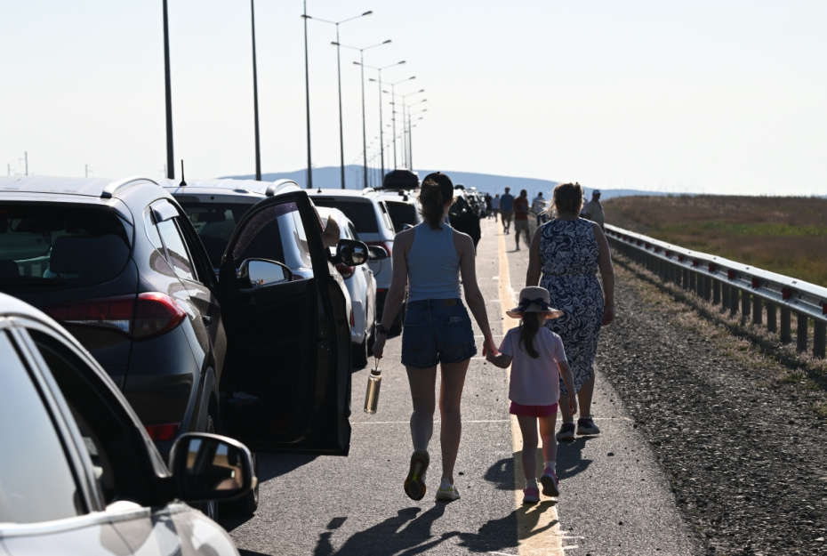 Автомобильная пробка перед Крымским мостом в Керчи