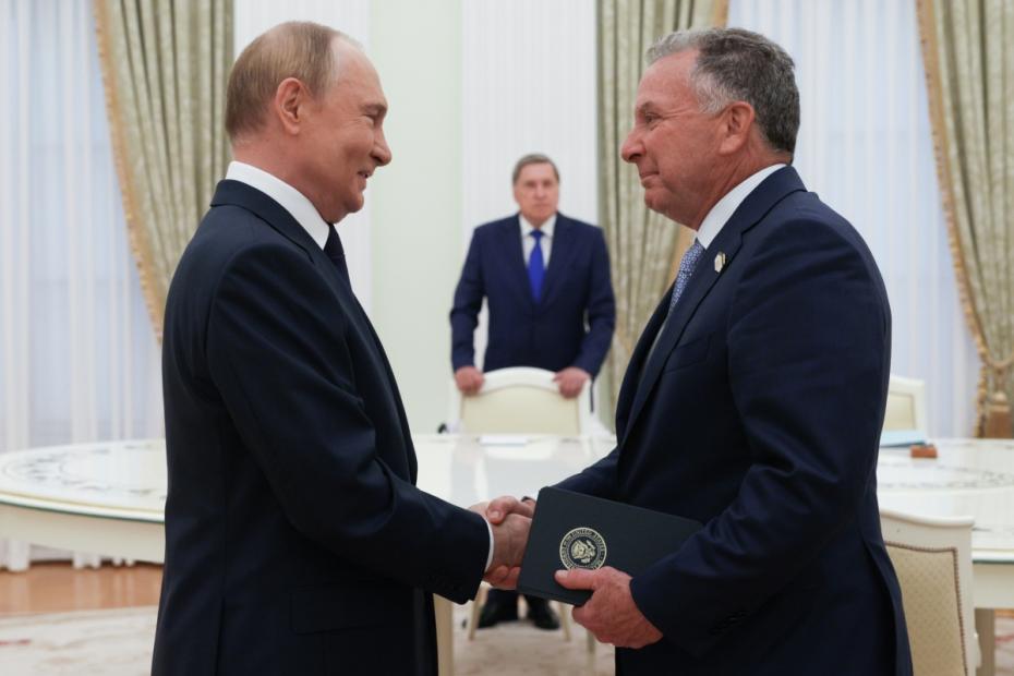 Президент РФ Владимир Путин и спецпосланник президента США Дональда Трампа по Ближнему Востоку Стив Уиткофф (справа) во время встречи