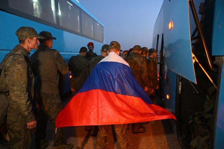 Российские военнослужащие, возвращенные из украинского плена, на одном из аэродромов в Подмосковье