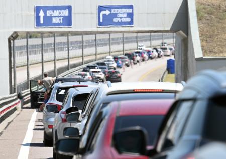 Более двух тысяч машин стоят в очереди у Крымского моста